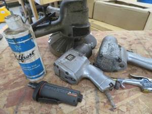 lot 111 image: HEAVY DUTY PNUMATIC AIR TOOLS