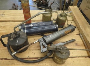lot 126 image: SUCTION OIL GREASE GUNS & 4 OIL CANS