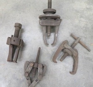 lot 174 image: 4 SMALL VINTAGE PULLERS