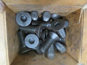 lot 202 image: BOX OF NEW FLAT HEAD SOCKET CAP SCREW