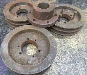 lot 211 image: 3 PULLY WHEELS AND A HUB