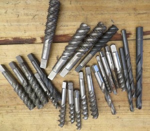 lot 247 image: SMALL MISC. LOT OF SPIRAL TAPS & 3 BLACK CARBON DRILL BITS