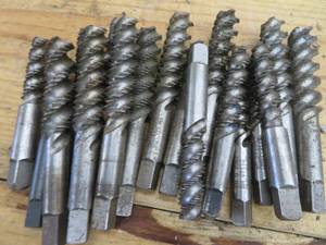lot 266 image: 18 SMALL SPIRAL TAPS