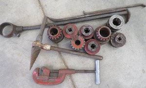 lot 271 image: LARGE  PIPE THREADERS & 8 DIE HEADS & 2 CROWBARS