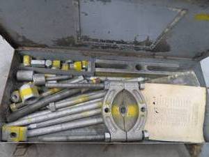 lot 277 image: BEARING PULLER IN METAL CASE