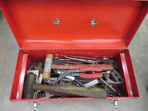 lot 289 image: RED METAL TOOLBOX FULL OF TOOLS