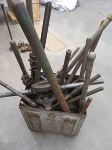 lot 291 image: HUGE LOT OF LARGE MISC PIPE THREADERS