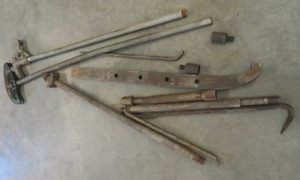 lot 293 image: 2 PIPE CONDUIT BENDERS & CROWBARS PLUS MORE