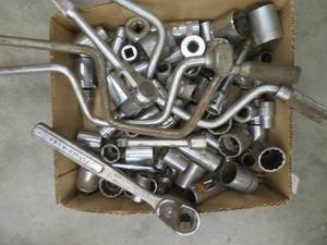 lot 303 image: BOX OF OVERSIZED SOCKETS AND SOCKET WRENCHES