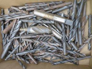 lot 305 image: BOX OF ASSORTED DRILL BITS & SOME SPIRAL TAPS