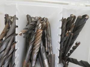 lot 308 image: CONTAINER OF MISC. DRILL BITS