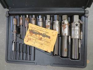 lot 309 image: PLASTIC BOX OF WALTON TAP EXTRACTORS