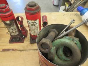 lot 311 image: 4 TON AND 6 TON HYDRAULIC JACKS & OVERSIZED BOLTS AND NUTS