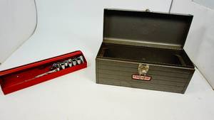 lot 6 image: Toolbox including contents
