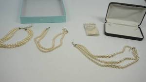 lot 32 image: assorted pearl-style necklaces