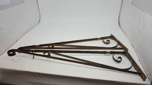 lot 91 image: Large wrought iron shelf brackets