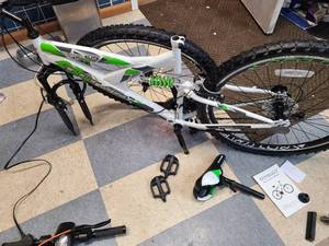 lot 266 image: Titan Pathfinder Elite Mens 26 21-Speed Mountain Bike