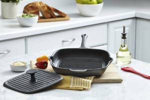 lot 110 image: 11 Pre-seasoned Cast Iron Grill Pan with Press