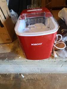 lot 21 image: Igloo 26-Lb. Ice Maker - Retro Red