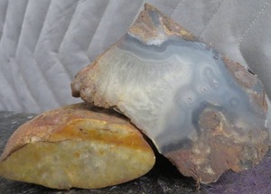 lot 4 image: LARGER AGATESROCKGEODE