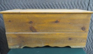 lot 6 image: MAPLE HOPE CHEST  BENCH