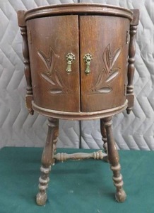 lot 9 image: SMALL CIGAR HUMIDOR COPPER LINING & 3 FRAMED MIRRORS, A PHOTO AND A WOOD FRAME