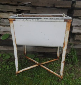 lot 17 image: VINTAGE LAUNDRY  WASH TUB