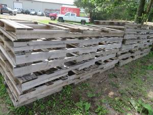 lot 26 image: LARGE OVERSIZED PALLETS
