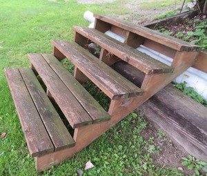 lot 28 image: WOODEN STAIRS