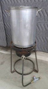 lot 55 image: PORTABLE PROPANE TURKEY COOKER AND LARGE ALUMINIUM POT