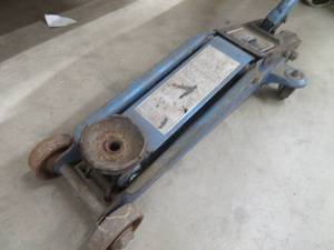 lot 59 image: HYDRAUIC FLOOR JACK