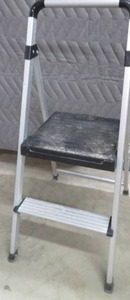 lot 70 image: MEDIUM DUTY ALUMINUM COSCO STEP STOOL