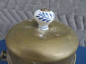 lot 73 image: ANTIQUE COPPER POT WITH BLUE & WHITE PORCELAIN HANDEL