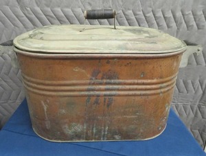 lot 74 image: ANTIQUE COPPER TUB WITH LID & WOODEN HANDELS