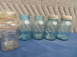lot 78 image: 4 BLUE MASON JARS  AND 1 CLEAR