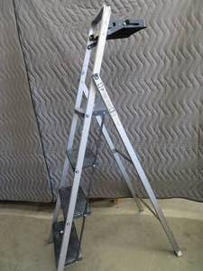 lot 110 image: STEP LADDER WITH PAINT TRAY