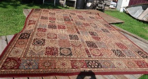 lot 113 image: LARGE AREA RUG