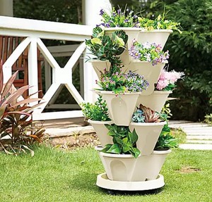 lot 718 image: NEW 5-Tier Plastic Stackable Flower Pot