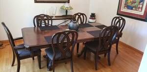 lot 4 image: Dining Room Table