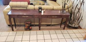 lot 5 image: Beautiful Sofa Table