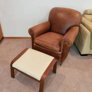 lot 7 image: Brown Leather Chair and Ottoman