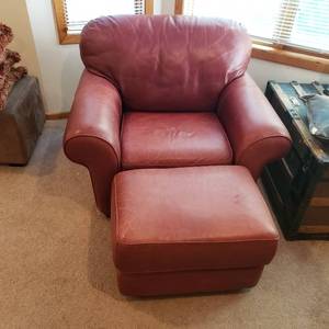 lot 8 image: Brown Leather Chair and Ottoman