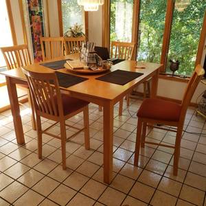 lot 9 image: Tall Table and Chairs