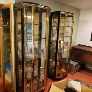 lot 17 image: Lighted Display Cabinets