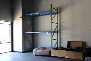 lot 433 image: Pallet Racking - Uprights (2), Cross Beams (4), Wire Racks (4)