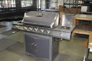 lot 479 image: Brinkmann Propane BBQ Grill 7-burner with Propane Tank