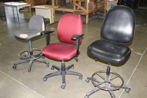 lot 486 image: Lot of (3) Rolling Office Chairs