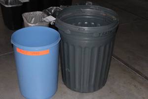 lot 498 image: Large Trash Can with Small Blue Trash Bin
