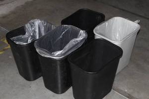 lot 501 image: Lot of (5) Plastic Trash Cans
