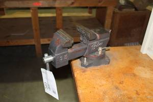 lot 504 image: Baboo #135 Bench Vise